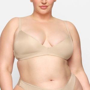 ✨SKIMS WIRELESS FORM T SHIRT LIGHTLY LINED BRA SAND 36B 36C